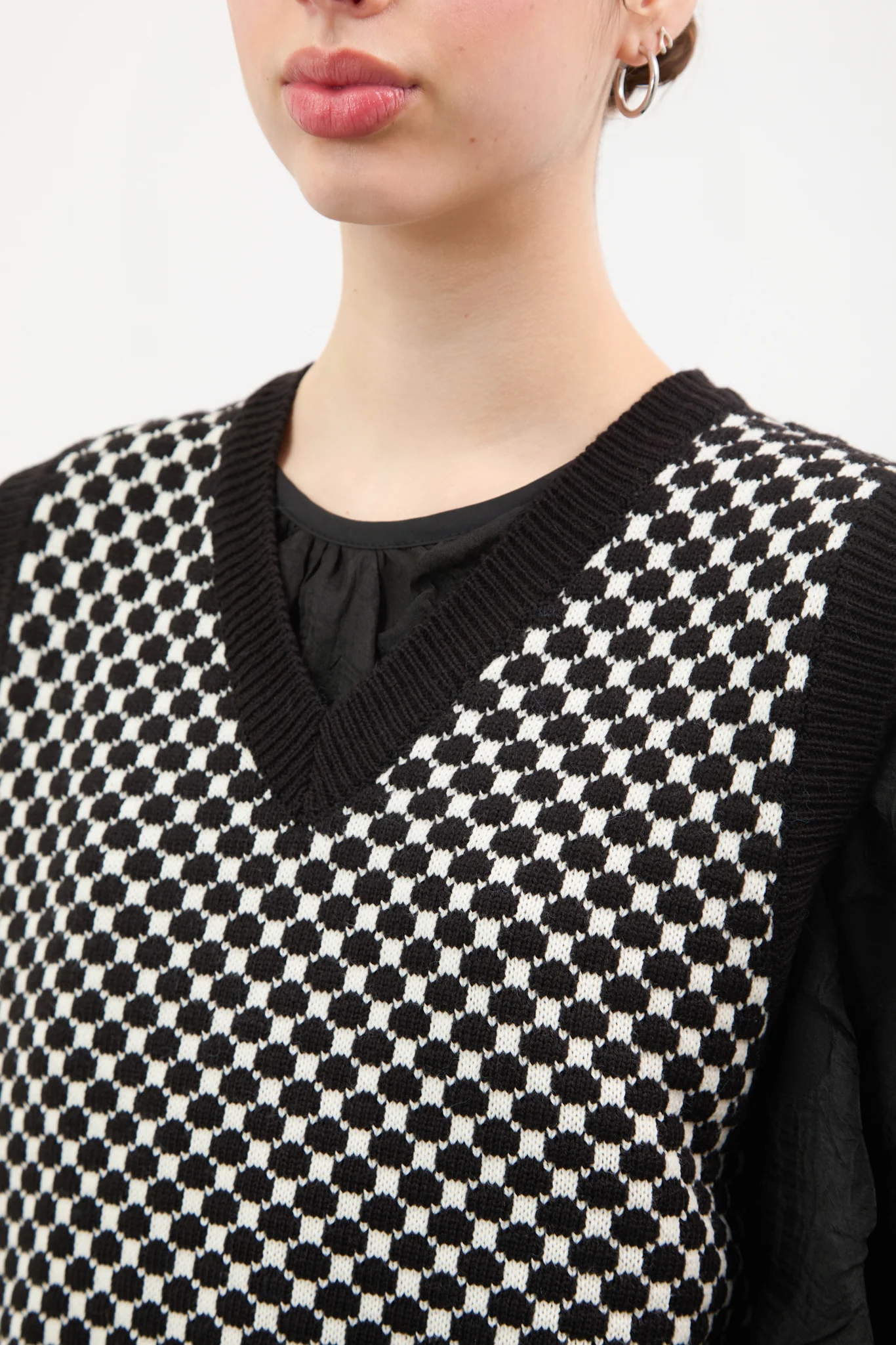 Black and white intarsia dots sweater vest - Image 3