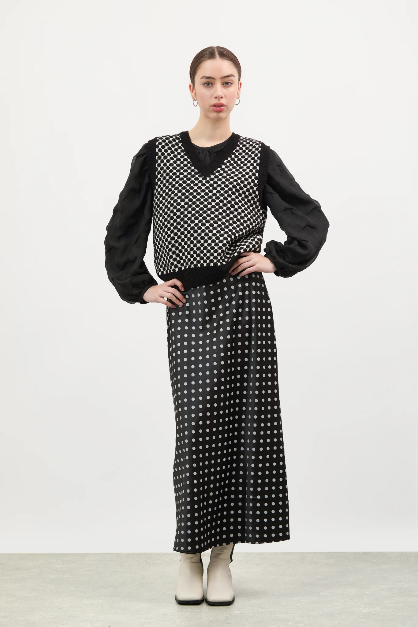 Black and white intarsia dots sweater vest - Image 4