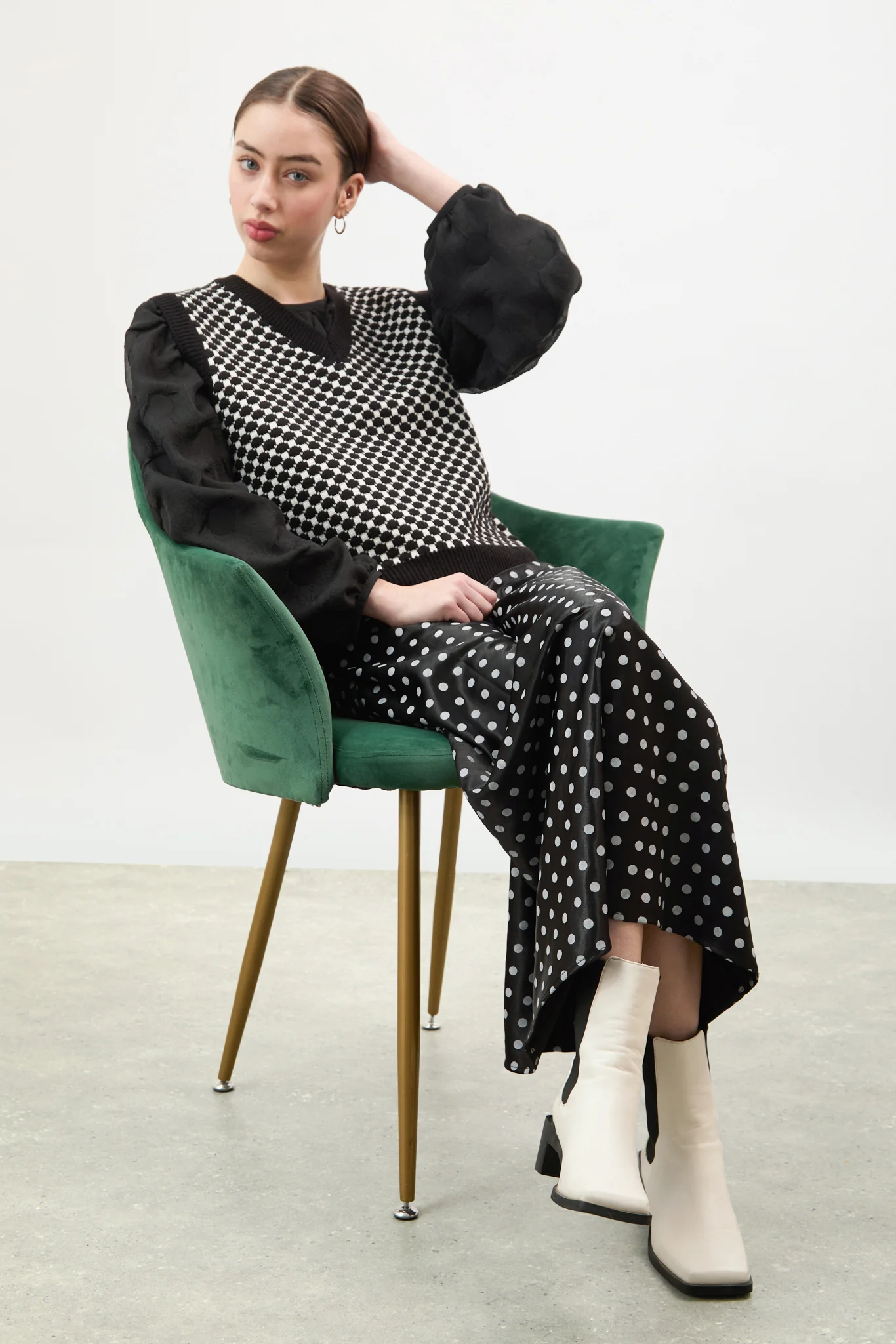 Black and white intarsia dots sweater vest - Image 5