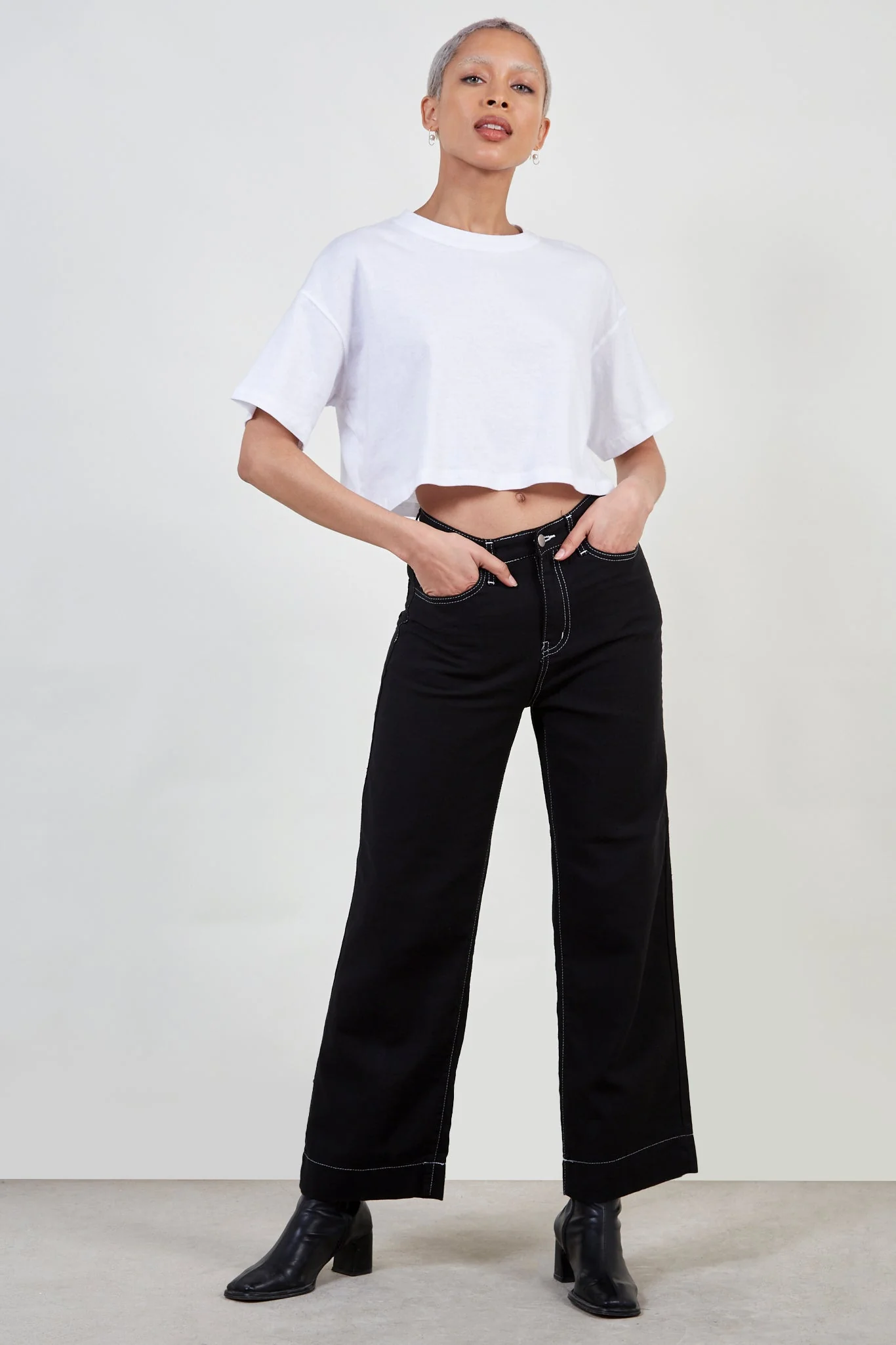 Black and white lightweight wide leg contrast stitch jeans - Image 5