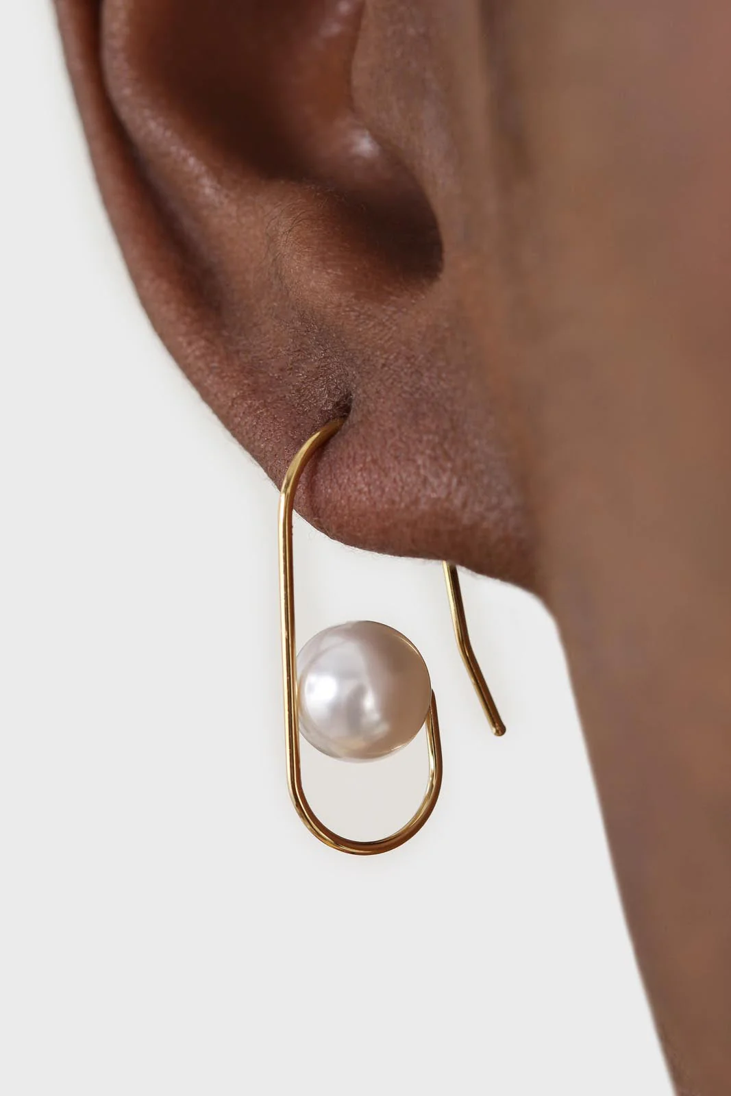 Gold paper clip pearl earrings - Image 3