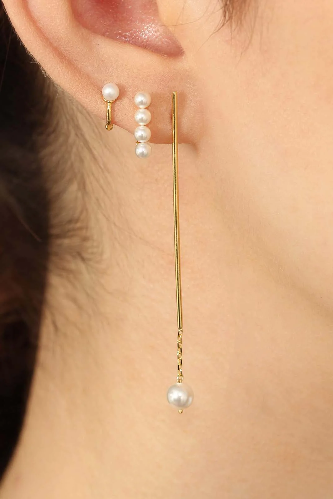 Gold small pearl D earrings - Image 3