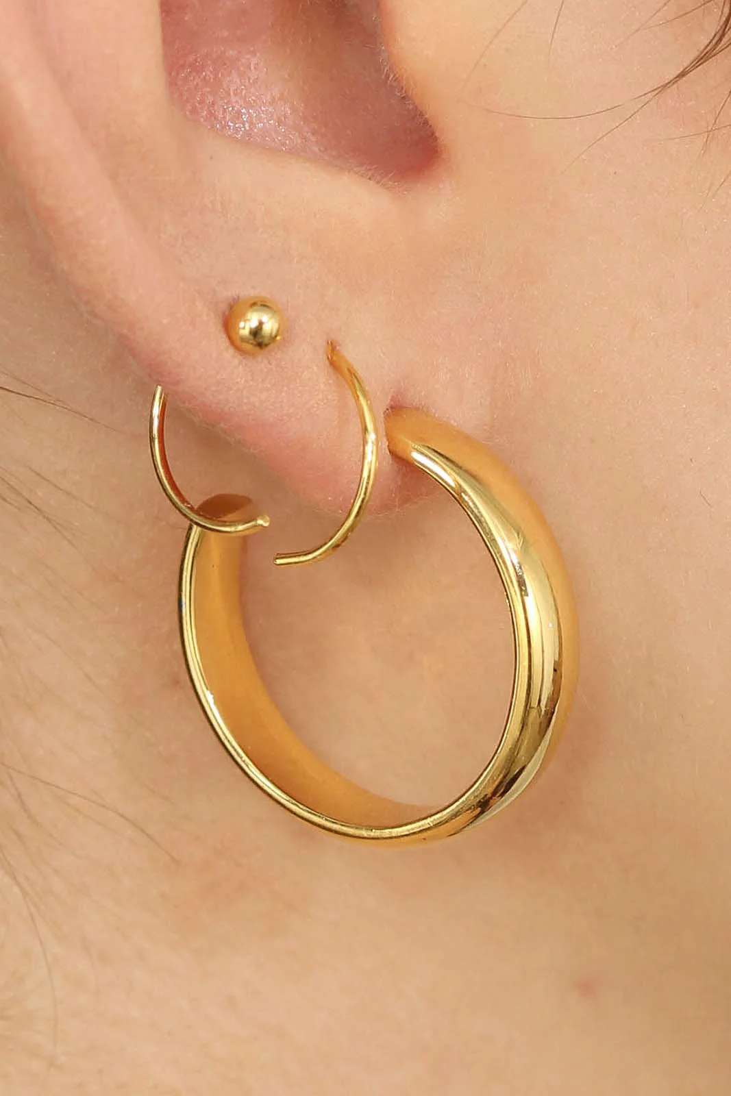 Gold thick hoop glossy earrings - 25mm - Image 3