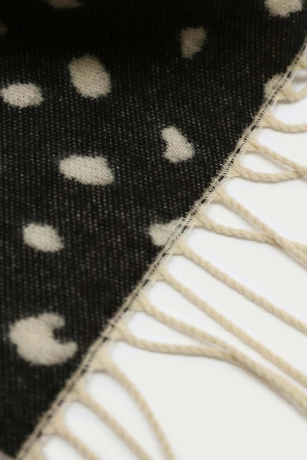 Ivory and black leopard intarsia scarf - Image 4