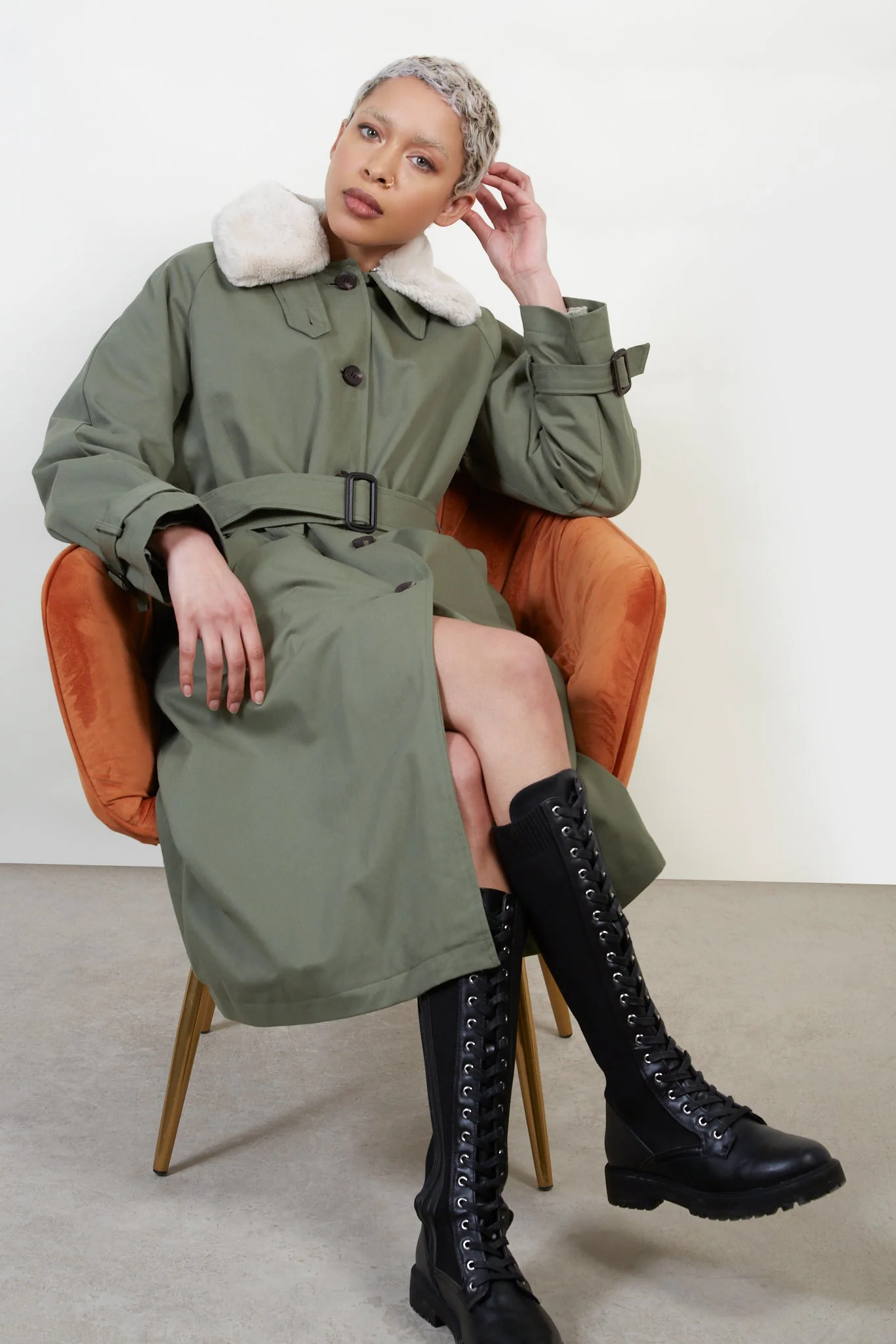 Khaki faux fur collar lined trench coat - Image 5